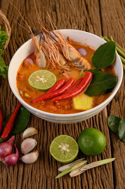 Tom Yum Kung Thai camarão sopa picante quente com grama de limão, limão, galangal e pimenta no fundo de madeira Tailândia Comida
 - Foto, Imagem