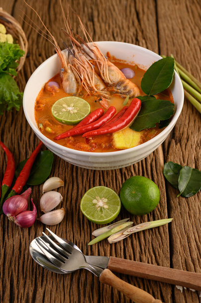 Tom Yum Kung Thai soupe épicée chaude crevettes à la citronnelle, citron, galangal et piment sur fond en bois Thaïlande Alimentation - Photo, image