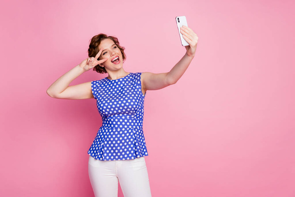 Portrait of her she nice-looking attractive lovely charming cheerful cheery glad wavy-haired girl taking making selfie showing v-sign having fun isolated on pink pastel color background - Фото, изображение