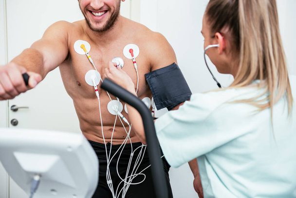 Male athlete does a cardiac stress test. - Photo, Image