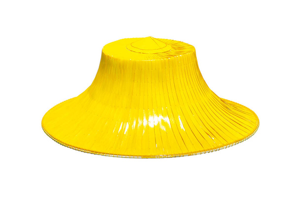Chapéu amarelo para o uso do agricultor na agricultura. Chapéu amarelo agricultura no fundo branco. Um chapéu feito de bambu e folhas de palma em forma de bacia invertida. Isolar chapéu no fundo branco
. - Foto, Imagem