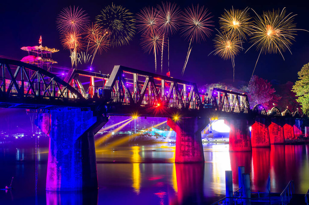 Залізничний міст річки Квай, фестиваль світла і звуку Друга світова війна, барвисті феєрверки сумнозвісного мосту на річці Квай (Смертельна залізниця) в Канчанабурі, Таїланд. - Фото, зображення