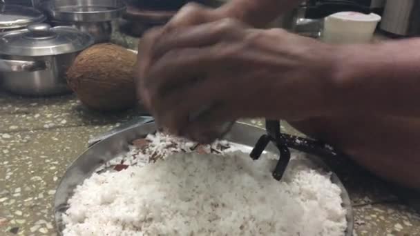 miehen käsi kaavinta kuiva kookos kotitekoinen raastin. lähikuva - Materiaali, video