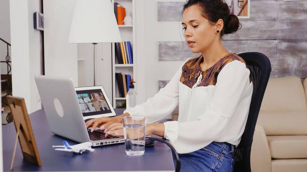 Γυναίκα σε μια βιντεοκλήση στον υπολογιστή tablet - Φωτογραφία, εικόνα