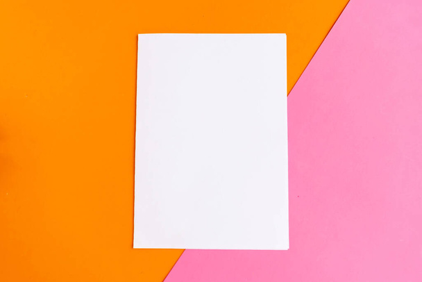 λευκό mockup κενό σε γεωμετρικό πορτοκαλί και ροζ φόντο. Αντιγραφή χώρου για το κείμενο. Κάθετη - Φωτογραφία, εικόνα