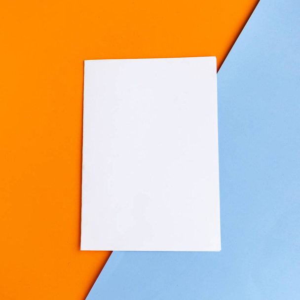 bílý mockup prázdné na geometrické oranžové a modré pozadí. Zkopírovat místo pro text. Svisle - Fotografie, Obrázek