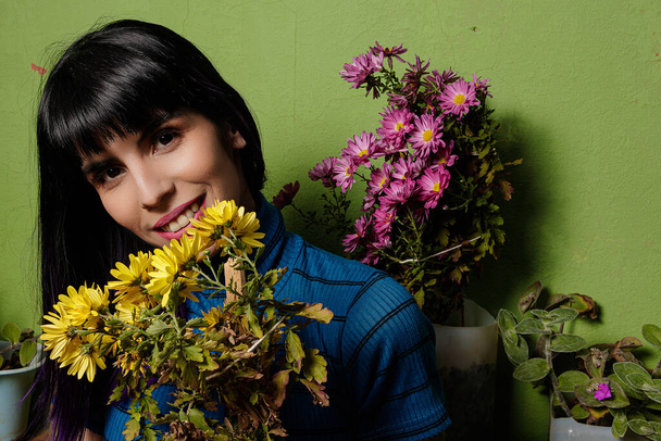 menina com flores em casa pátio
 - Foto, Imagem