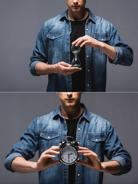 Κολάζ του ανθρώπου κρατώντας ξυπνητήρι και κλεψύδρα απομονώνονται σε γκρι, έννοια της διαχείρισης του χρόνου  - Φωτογραφία, εικόνα