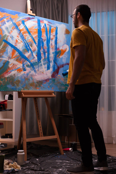 Pintor abstracto sosteniendo rodillo
 - Foto, Imagen