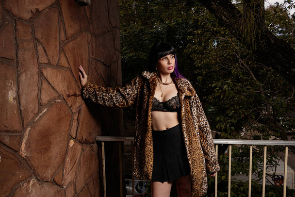 Mulher sensual com jaguar casaco de pele e lingerie
 - Foto, Imagem