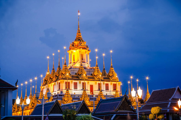Paysage urbain Wat Ratchanatdaram Temple le beau château d'or ou pagode Bangkok, Thaïlande à l'heure du coucher du soleil. - Photo, image