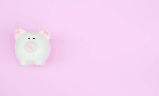 Bílé prasátko banka na růžové pastelové pozadí s kopírovacím prostorem jako dluh nebo finanční problém řešení, úspory peněz, finance výpočet daně, investice, rozpočtové náklady a náklady. - Fotografie, Obrázek