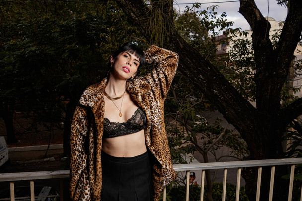 Mulher sensual com jaguar casaco de pele e lingerie
 - Foto, Imagem