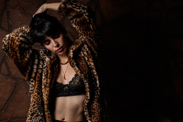 Femme sensuelle avec manteau en fourrure de jaguar et lingerie - Photo, image