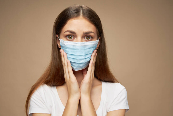 Kobieta w białej koszuli w masce zanieczyszczenie alergii twarzy - Zdjęcie, obraz