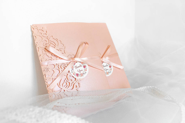 A sárgabarack barack színű meghívó esküvői vagy szerelmi kártya Valentin napi ajándék - Fotó, kép
