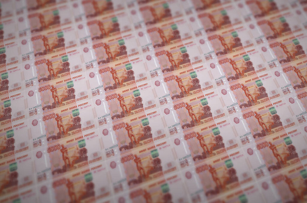 5000 rublos rusos billetes impresos en transportador ilegal de producción de dinero. Collage de muchos billetes falsos. Concepto de falsificadores trabajo en masa
 - Foto, imagen