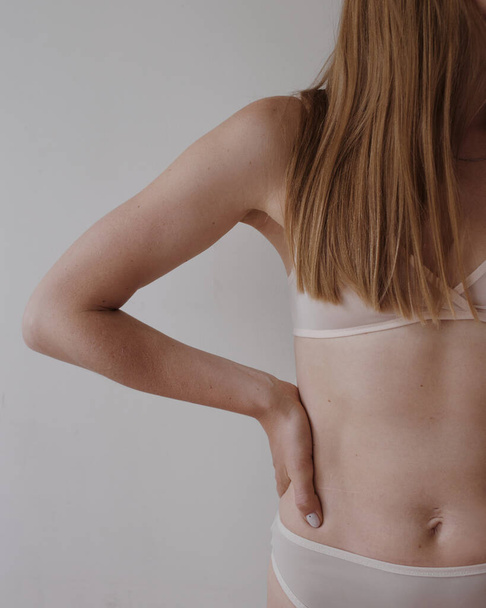 vrouw lichaam in zacht naakt lingerie - Foto, afbeelding