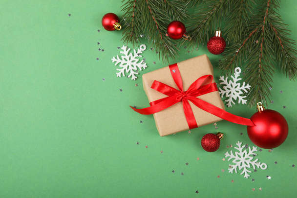 Ensemble de boîtes-cadeaux joliment emballées et décor de Noël. Cadeaux de Noël. Vacances, donne. Contexte festif - Photo, image