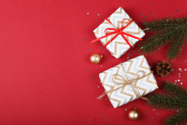 美しく包まれたギフトボックスとクリスマスの装飾のセット。クリスマスプレゼント。休日だよ。祭りの背景 - 写真・画像