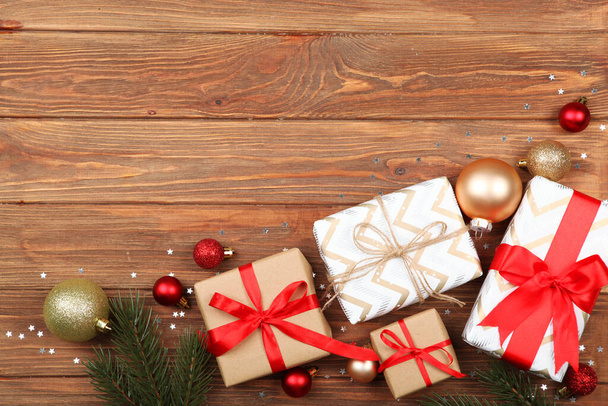 Conjunto de cajas de regalo bellamente envueltas y decoración de Navidad. Regalos de Navidad. Vacaciones, dame. Fondo festivo
 - Foto, imagen
