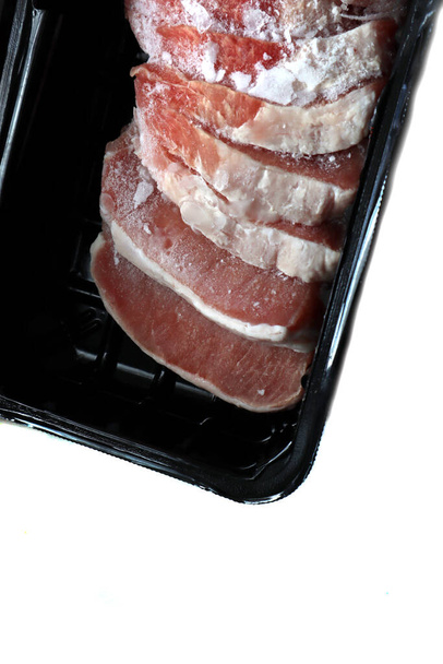Pedaços de carne de porco congelados
 - Foto, Imagem