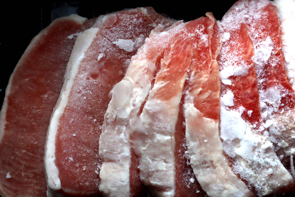 Tiefgefrorene Schweinefleischstücke - Foto, Bild