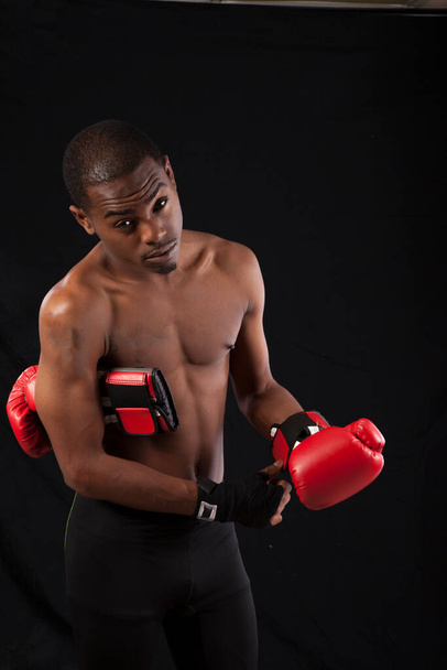Hombre negro guapo con guantes de boxeo
 - Foto, Imagen