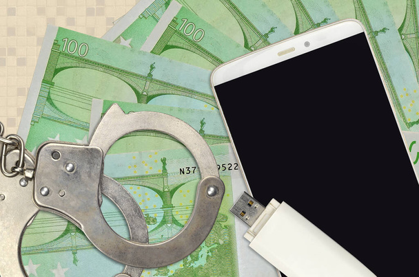 100ユーロ札と警察の手錠付きスマートフォン。ハッカーの概念フィッシング攻撃、違法詐欺やオンラインスパイウェアソフト配布 - 写真・画像