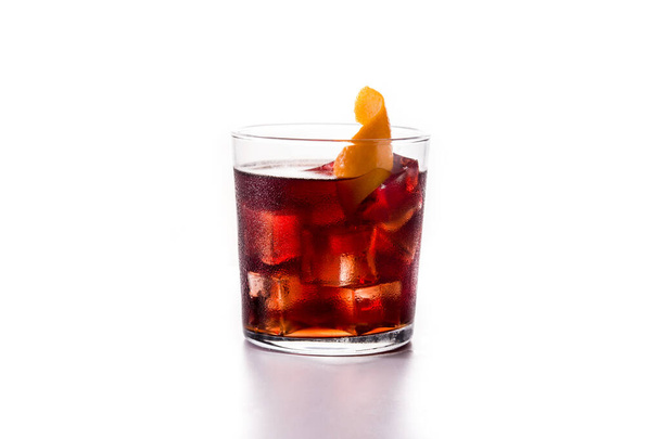 Boulevardier-Cocktail und Orangenschale im Glas isoliert auf weißem Hintergrund - Foto, Bild