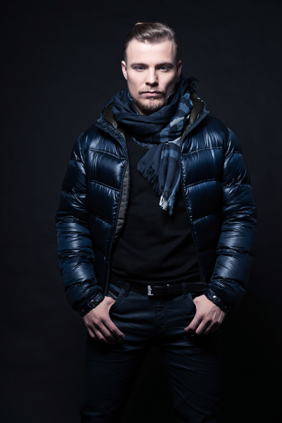 Moda de invierno de hombre. Usando chaqueta azul y bufanda. Cabello rubio
 - Foto, Imagen