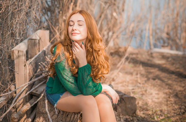 Boho style moderne, fille rousse en dentelle vintage chemisier vert et jupe. Jeune femme rousse romantique dans un style décontracté, portrait style de vie - Photo, image