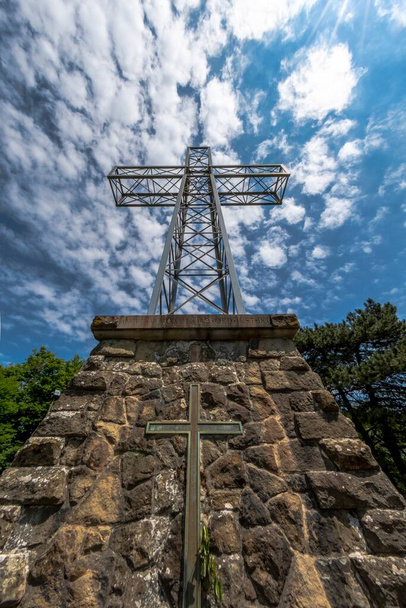 Монументальний залізний хрест Святилища в Італії - Фото, зображення