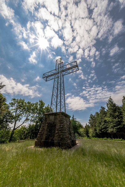 Cruz monumental de hierro del Santuario en Italia
 - Foto, imagen