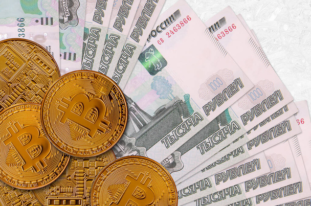 1000 rublos russos notas e bitcoins de ouro. Criptomoeda conceito de investimento. Mineração criptográfica ou transações comerciais
 - Foto, Imagem