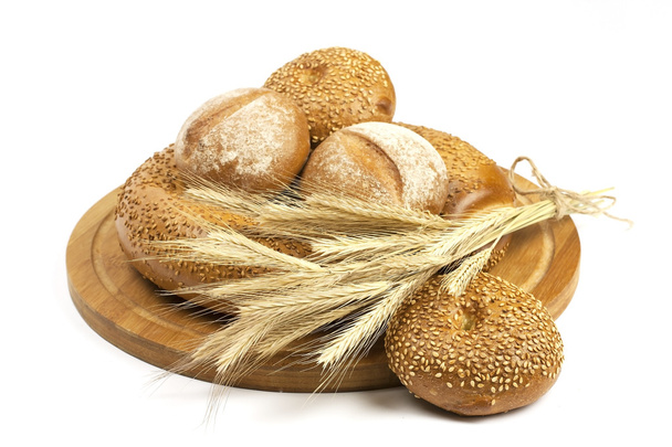 Valikoima leipää ja pullia puulaudalla
 - Valokuva, kuva