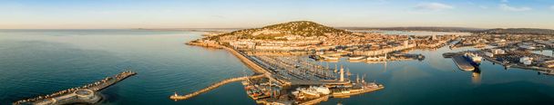Воздушная панорама порта Сте утром в Хро в Окситании, Франция
 - Фото, изображение