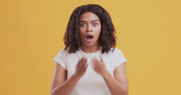Sorprendido afroamericano chica cubriendo la boca en asombro
 - Metraje, vídeo
