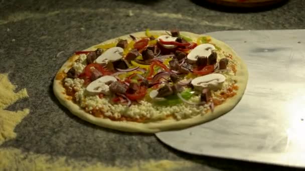 A séf finom pizzát készít a konyhában. - Felvétel, videó