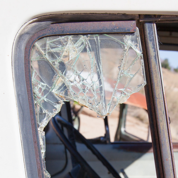 Старі брудні автомобіль з Busted вікно - Фото, зображення