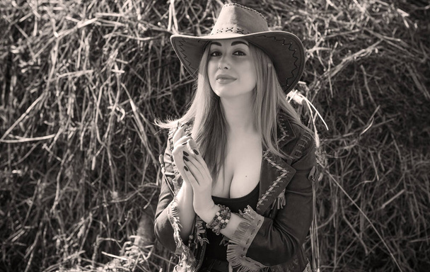 Cowgirl Amerikkalainen syksyn tyyli, täysi L kuva nainen nahkatakki, farkut ja hattu - Valokuva, kuva