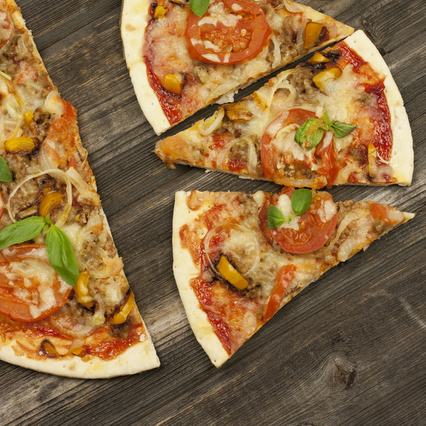 Tuore italialainen pizza, ylempi näkymä
 - Valokuva, kuva