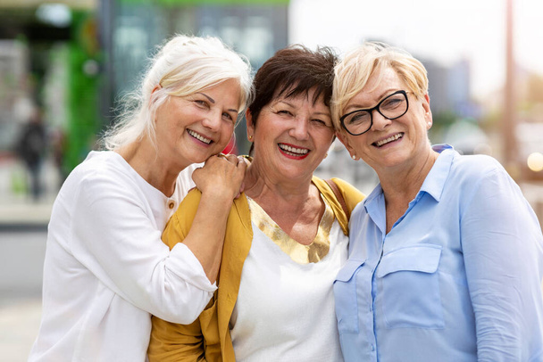 senioren vrouwelijke vrienden hebben goede tijd samen - Foto, afbeelding