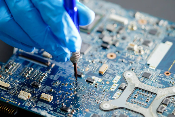 technicus repareren binnenkant van de harde schijf door ijzer te solderen. Geïntegreerd circuit. het concept van data, hardware, technicus en technologie. - Foto, afbeelding