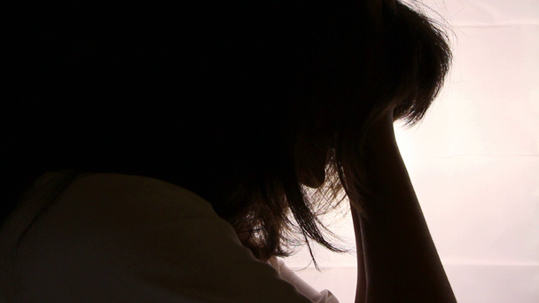 Silhouette eines verzweifelten Mädchens - Filmmaterial, Video