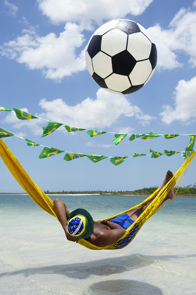 ブラジルのサッカーのファンのビーチ ハンモックでリラックス - 写真・画像