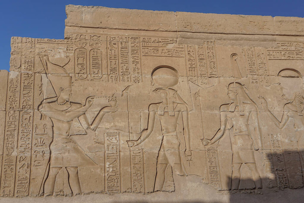 Kom Ombo, Egipto: Detalle de tallas en el templo de Kom Ombo, un templo doble único construido durante la dinastía ptolemaica, 180-47 aC
. - Foto, imagen