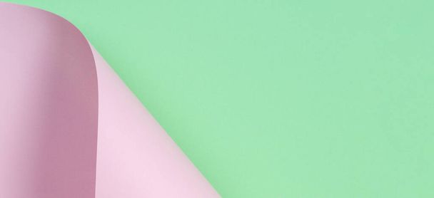 Абстрактная геометрическая форма на фоне бумажных баннеров зеленого и розового цветов
 - Фото, изображение