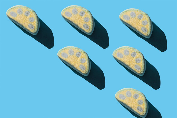 Modèle de guimauves savoureuses avec des ombres dures sur un fond bleu - Photo, image
