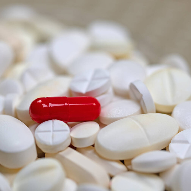 Medicamentos sob a forma de comprimidos e cápsulas
 - Foto, Imagem